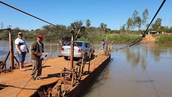 Tras décadas de espera, anuncian la construcción de un puente para reemplazar peligrosa balsa - ABC en el Este - ABC Color
