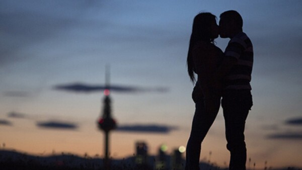 “Me enamoré de mi vecino y amigo de mi pareja y no sé qué hacer”