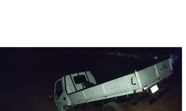 Camionero terminó en un cauce hídrico upéi de reventar un puente