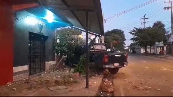 Un hombre perdió el control de su camioneta, se llevó por delante una columna y corrió