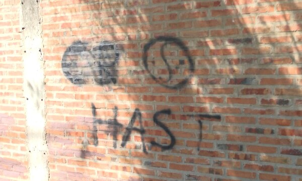 Instituciones son pintadas con las iniciales del Clan Rotela - trece