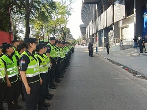 Policía inicia investigación por cateo a niños en estadio