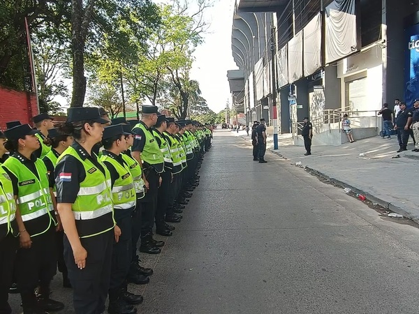 Policía inicia investigación por cateo a niños en estadio