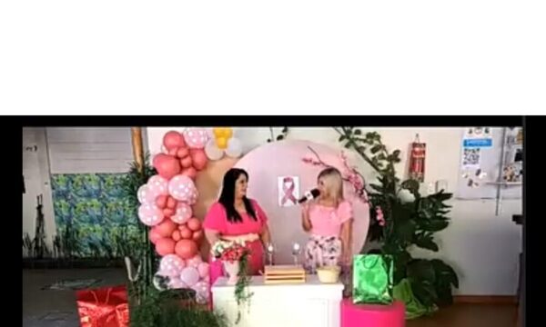 (VIDEO)Conductora de tv cayó chiplé en plena transmisión de programa
