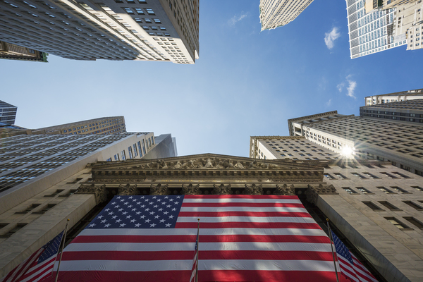 Wall Street: Acciones bajan y rendimientos de bonos del tesoro escalan - MarketData