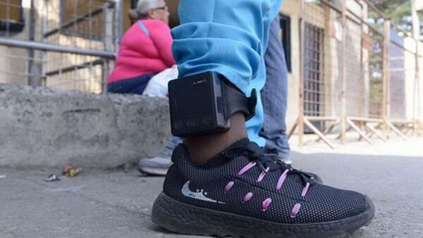 La promesa de las tobilleras electrónicas: avances y desafíos de su implementación