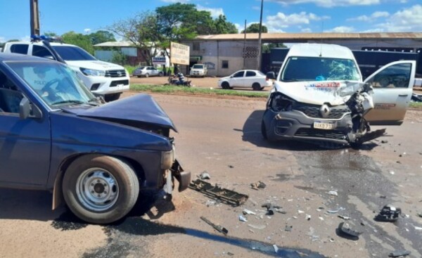 Violento choque frontal deja un conductor lesionado