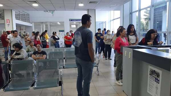 Asegurados de IPS deben madrugar para consultar y no consiguen medicamentos ni turnos para estudios - Nacionales - ABC Color