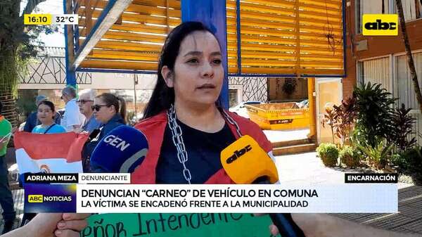 Video: le “carnearon” el auto y se encadenó frente a la Municipalidad de Encarnación - ABC Noticias - ABC Color