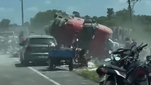 Video: Vecinos saquean carga de cemento tras vuelco de camión en ruta Horqueta-Tacuatí