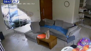 Fernando de la Mora: Conductor alcoholizado chocó una casa, destruyó la sala y huyó