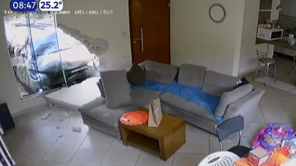Fernando de la Mora: Conductor alcoholizado chocó una casa, destruyó la sala y huyó