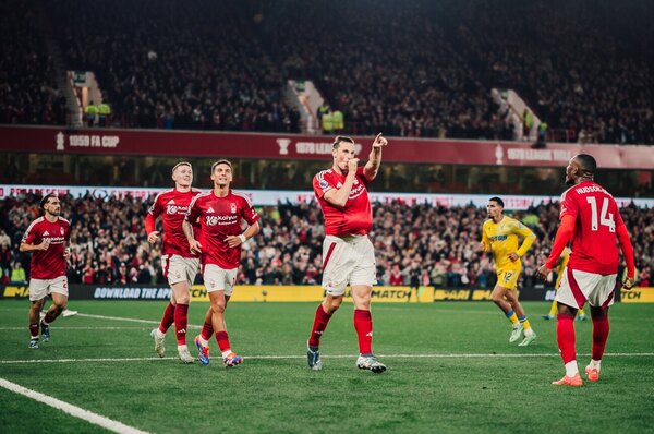 Versus / Con Ramón Sosa en cancha, el Forest vuelve a la victoria en la Premier League