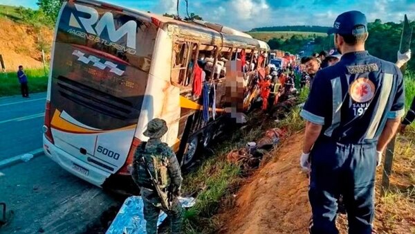 Versus / Nueve muertos en accidente que transportaba a equipo de remo en Brasil