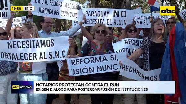 Video: notarios protestan contra creación del RUN y responsabilizan a presidente del Indert - ABC Noticias - ABC Color