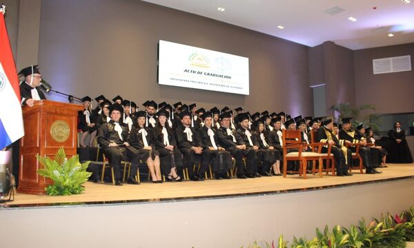 FP-UNE presenta nuevos ingenieros electricistas e ingenieros de sistemas