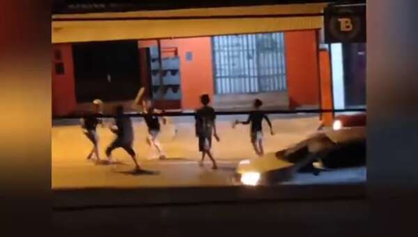 Video: trabajadores de barbería atacados por presuntos adictos en plena ruta en Capiatá - Policiales - ABC Color