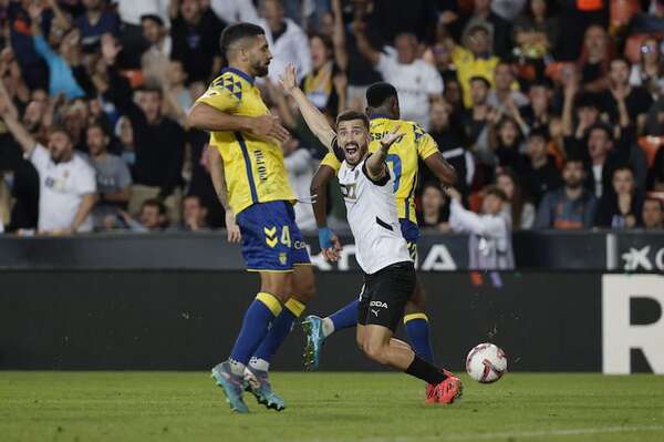 Valencia pierde y cae al último lugar en la Liga española - Fútbol Internacional - ABC Color