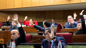 Santiago Peña cede y promulga G. 3.500 millones para jubilación vip