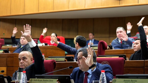 Santiago Peña cede y promulga G. 3.500 millones para jubilación vip