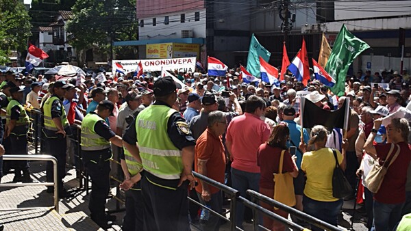 Jubilados piden solventar planes sociales con bonos del ente