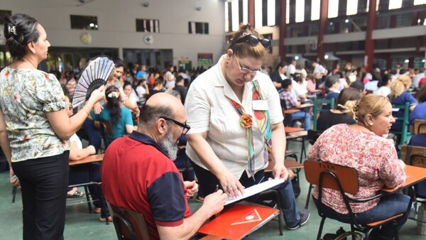 Más de 11 mil docentes rinden mañana por un cupo en banco de datos