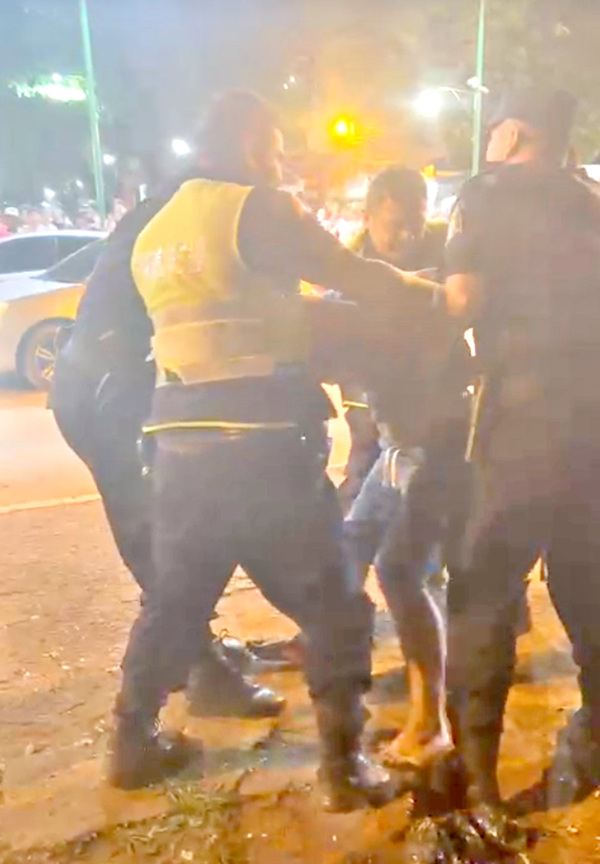 Turba de inadaptados ataca a pedradas y botellazos a policías en Minga Guazú - La Clave