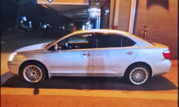 Hurtan vehículo de estacionamiento de club en CDE