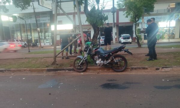 Violento accidente deja un motociclista con lesiones