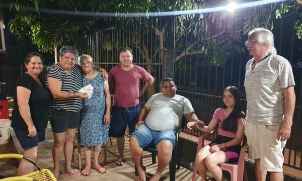 Hallan documentos hurtados de vehículo en estacionamiento de supermercado