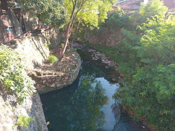 Emblemático arroyo Mburicaó sigue siendo un foco de contaminación para el barrio - Nacionales - ABC Color