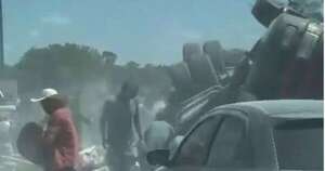 Diario HOY | VIDEO| Camión volcado en Horqueta desata saqueo masivo de cemento
