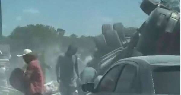 Diario HOY | VIDEO| Camión volcado en Horqueta desata saqueo masivo de cemento