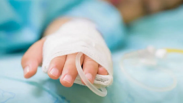Niño cruzó la calle sin mirar y fue atropellado por una moto - Noticiero Paraguay
