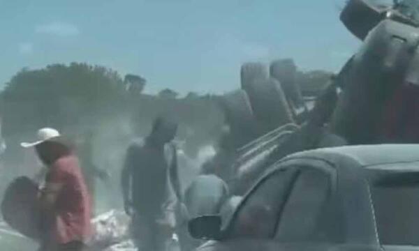 Camión volcado en Horqueta desata saqueo masivo de cemento – Prensa 5