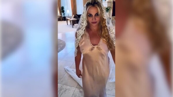 Britney Spears se viste de novia para casarse con ella misma: "Lo más brillante que he hecho"