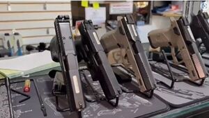 Gobierno revela que policías y militares integran un esquema de tráfico de armas