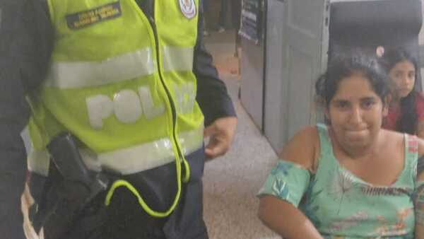 Una mamá y sus hijos cayeron del micro, pero el chofer siguió de largo