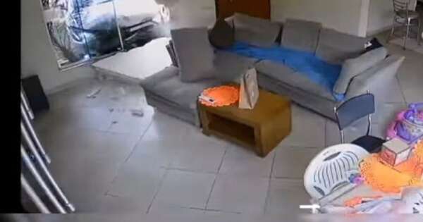 Diario HOY | VIDEO| Conductor borracho se da a la fuga tras chocar contra la casa de su vecina