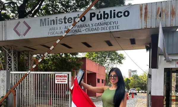 Influencer fue acusada y enfrentará juicio por maltratar a sus hijos
