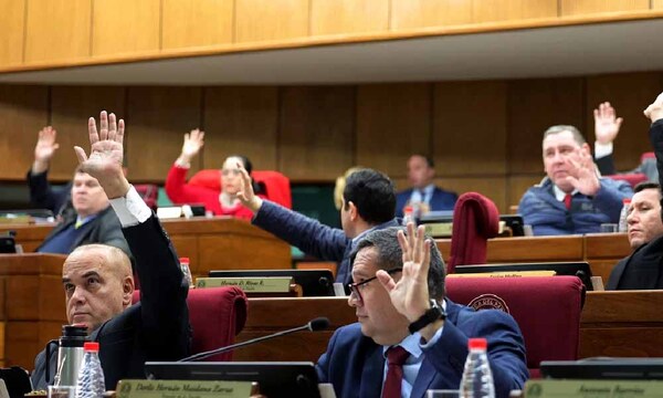 Santiago Peña cede y promulga G. 3.500 millones para jubilación vip – Prensa 5