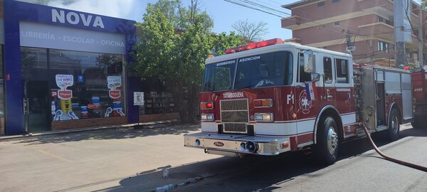 Incendio en depósito comercial: Trabajadores ilesos y bomberos controlaron el fuego a tiempo