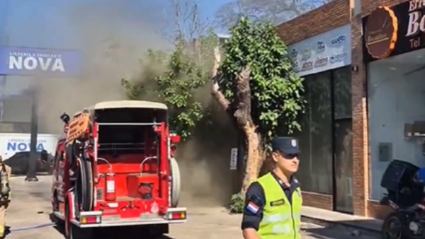 Bomberos controlan incendio en una librería que causó susto en Lambaré