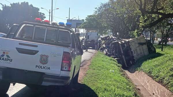 Carreta se desprende de un camión y vuelca al costado de la Ruta PY02 - ABC en el Este - ABC Color