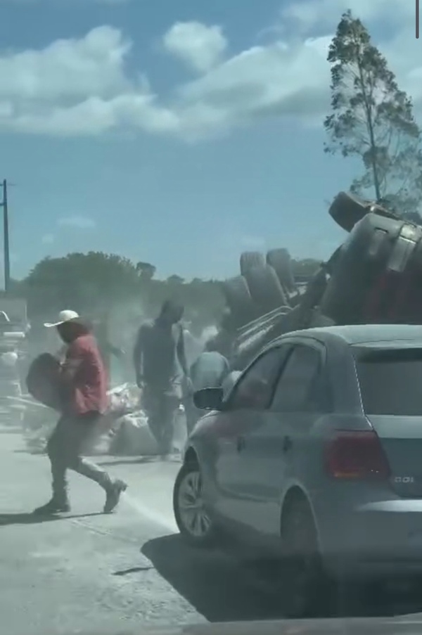 Vecinos saquean un camión de cemento volcado mientras trasladan al conductor al hospital