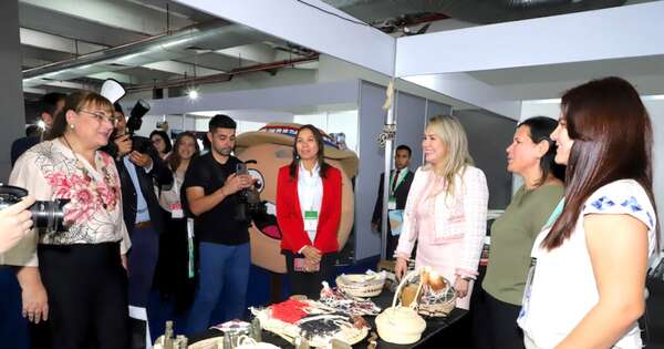 La Nación / El 56 % de los empleos en turismo es ocupado por mujeres