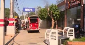 La Nación / Incendio de gran magnitud afectó una librería de Lambaré