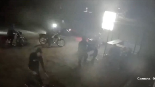 Motochorros asaltaron a clientes de una bodega