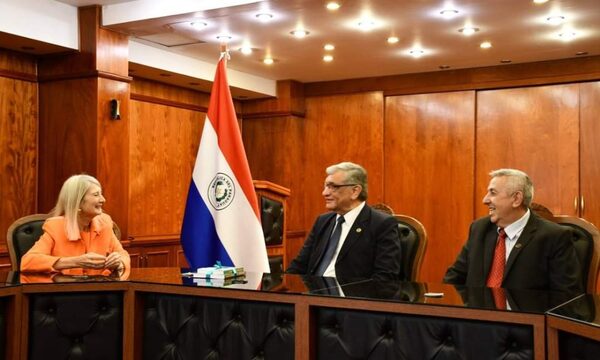 UNE recibe a docente Argentina por movilidad de la AUGM