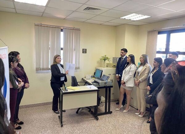 Estudiantes de Itauguá visitaron sede judicial de Encarnación